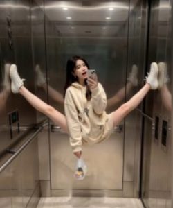 AI生成电梯一字马美女制作教程，条条流量上万，别再在外面被割韭菜了，全流程实操-小鸿资源库